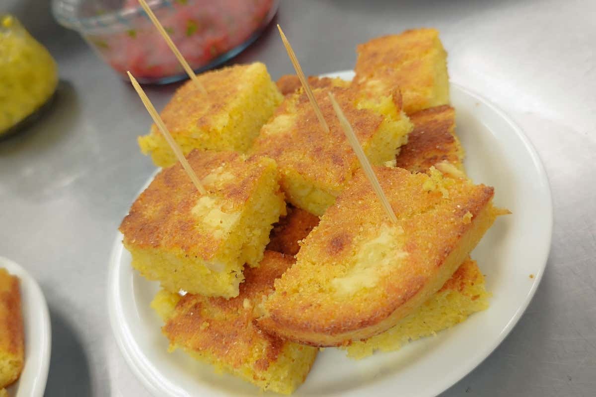 Nonostante il nome, la sopa paraguaya è una torta salata di mais