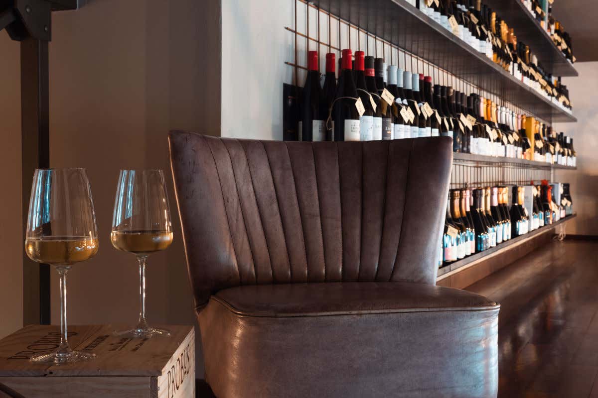 Il soppalco soprastante lo scaffale è una vera galleria in cui perdersi: circa 400 etichette, provenienti da tutte le regioni vitivinicole francesi, capaci di raccontare la straordinaria ricchezza enologica d’Oltralpe 