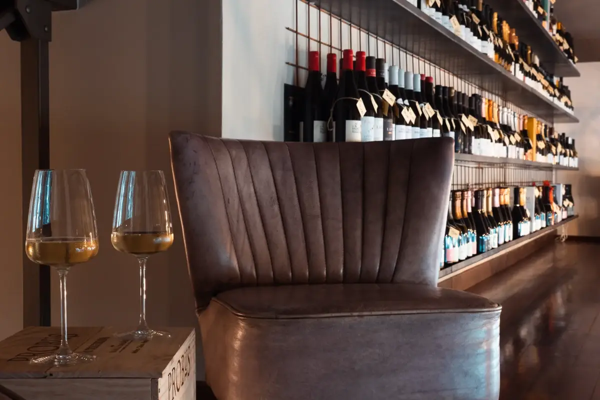 Il soppalco soprastante lo scaffale è una vera galleria in cui perdersi: circa 400 etichette, provenienti da tutte le regioni vitivinicole francesi, capaci di raccontare la straordinaria ricchezza enologica d’Oltralpe