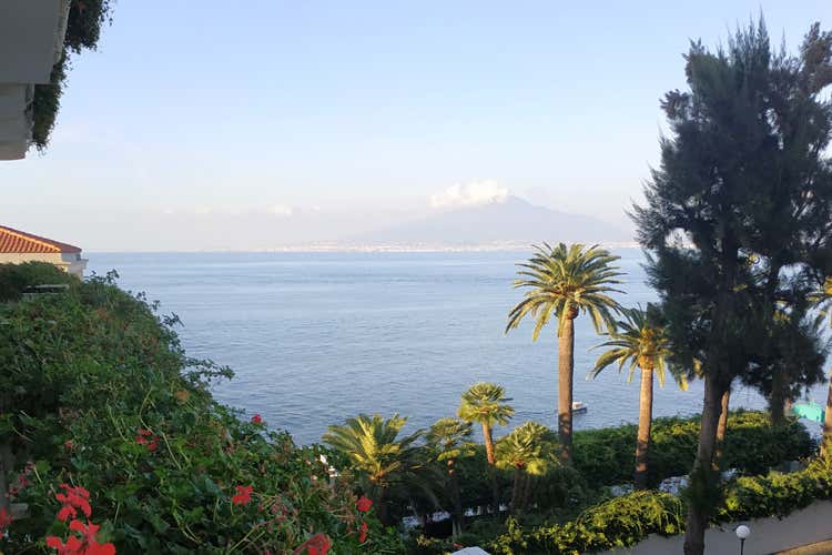 Il Vesuvio e il Golfo visti dall'albergo (Sorrento e Sant’Agata Due perle per i gourmet)
