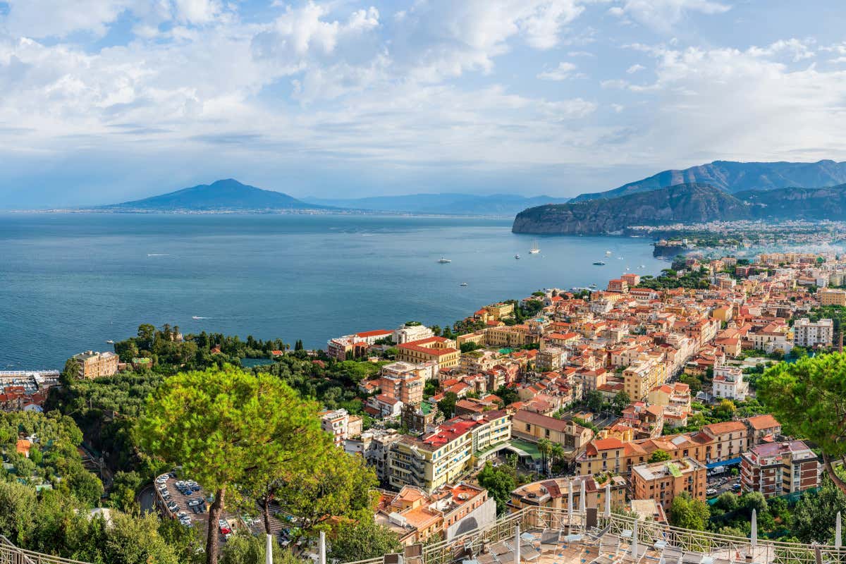 Vista aerea su Sorrento (Na) con il Vesuvio sullo sfondo