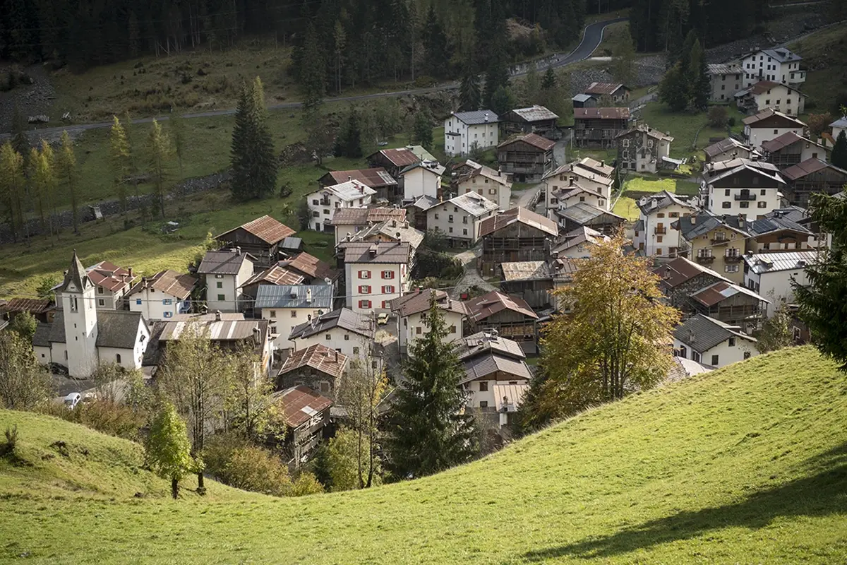 Sottoguda. Foto: Lorenzo De Simone Marmolada da scoprire tra borghi ''dog'', storia e sport in quota