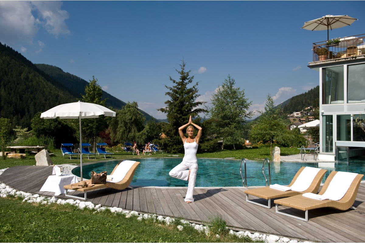 La piscina del Romantik Hotel Post Cinque spa dove immergersi completamente nella natura
