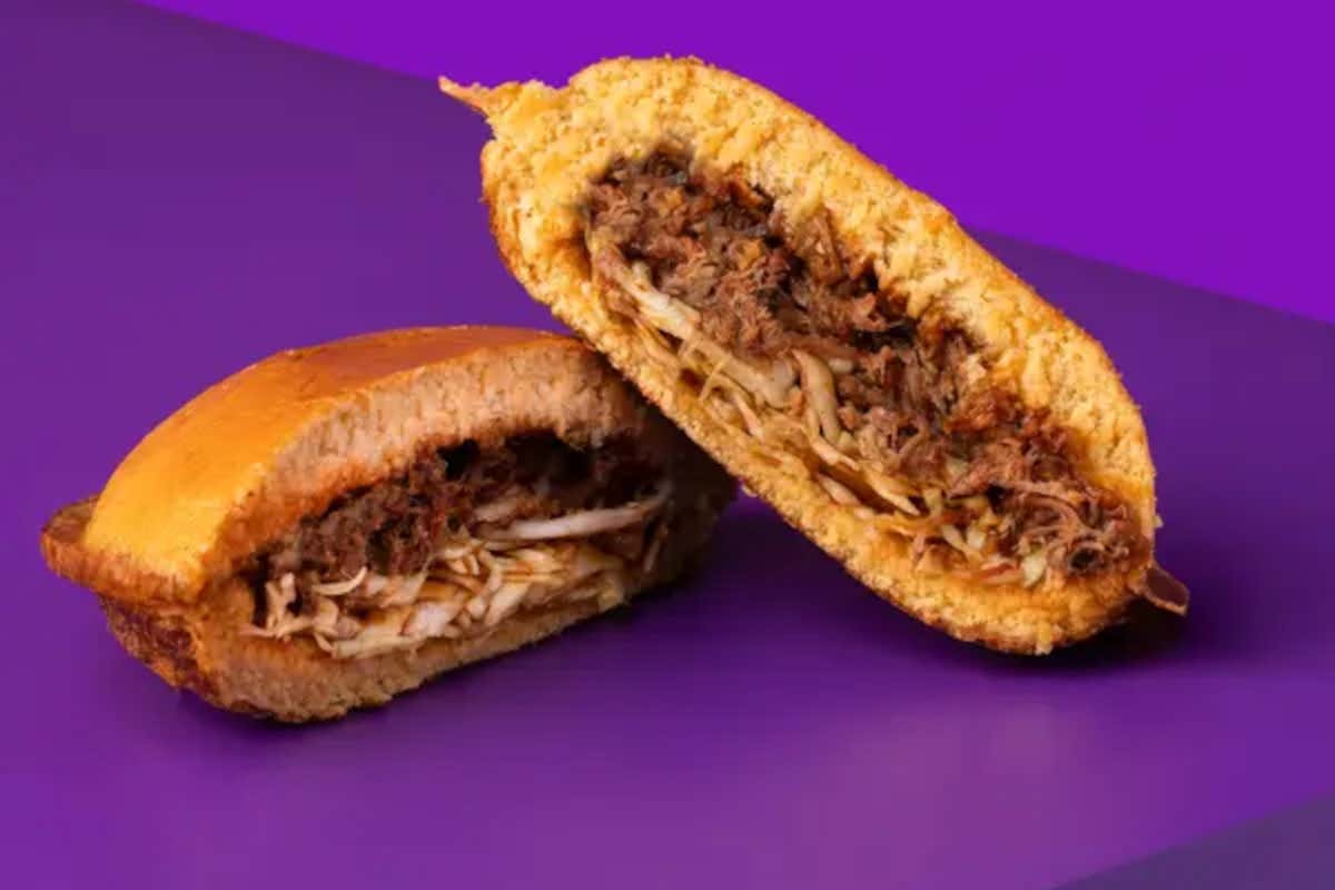 Il classico panino di Space Patty Burger, chiuso ai lati e a forma di disco volante, tagliato a metà