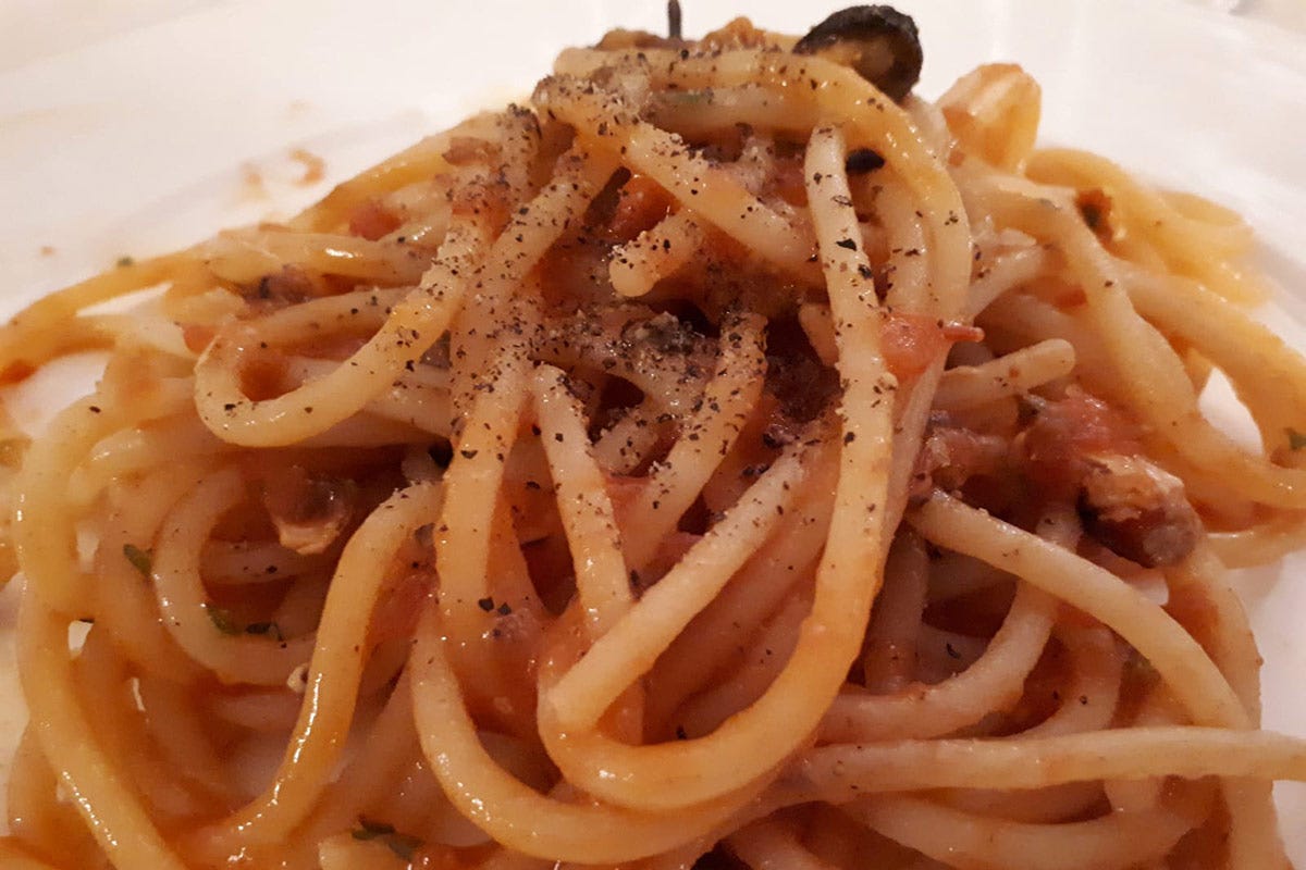 Spaghetti al ragù pastrani L'ultima abbuffata di Paolini, un viaggio tra i cibi del mondo
