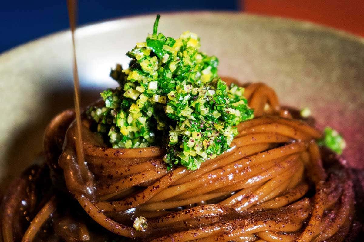 Spaghetti con demi-glace di cipolle, vino rosso e gremolada Apre Remulass, il fratello minore del Ratanà