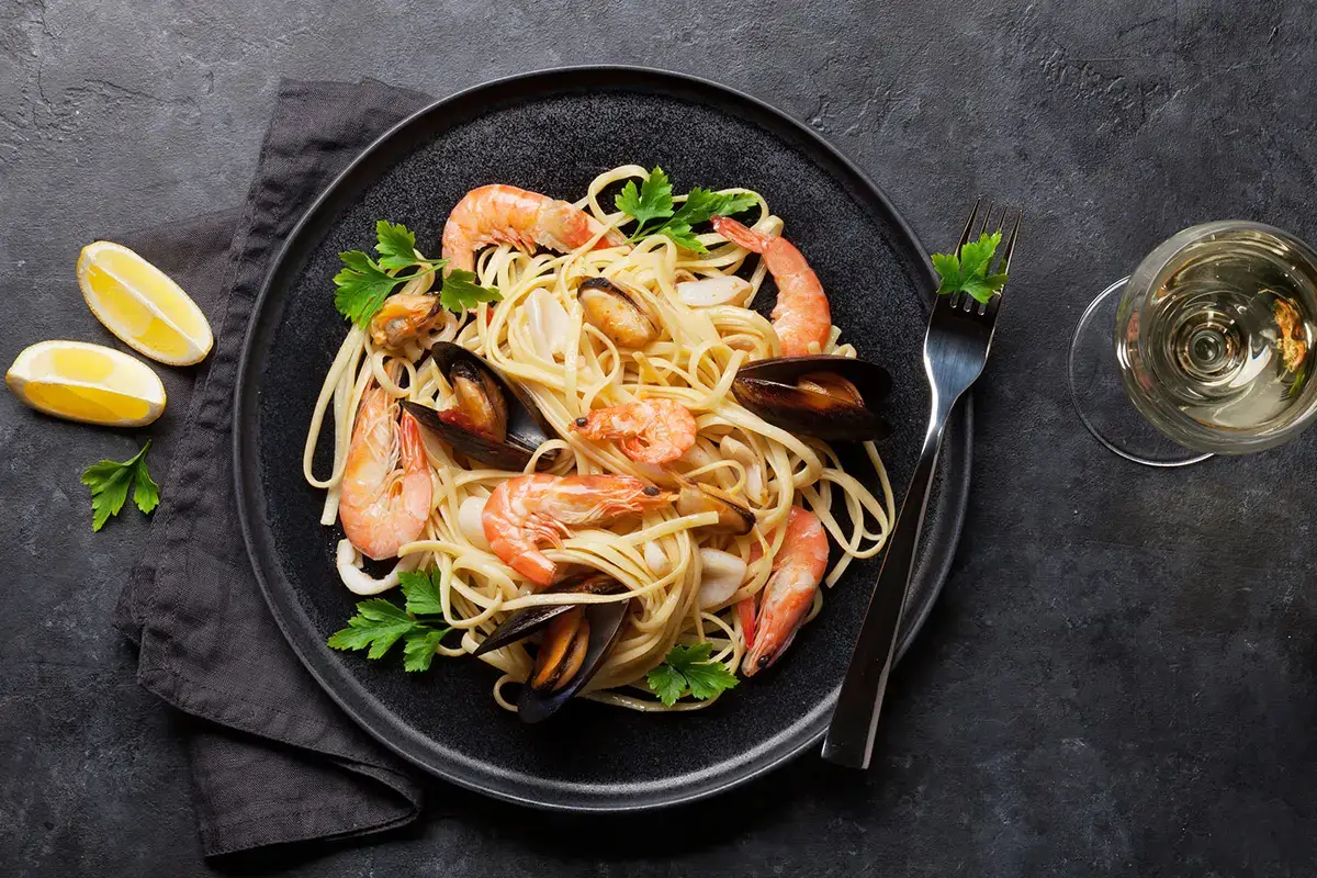 Lo spaghetto allo scoglio &egrave; un altro must Vigilia di Natale, il pesce &egrave; d'obbligo. Dal capitone in poi, ecco usanze e superstizioni