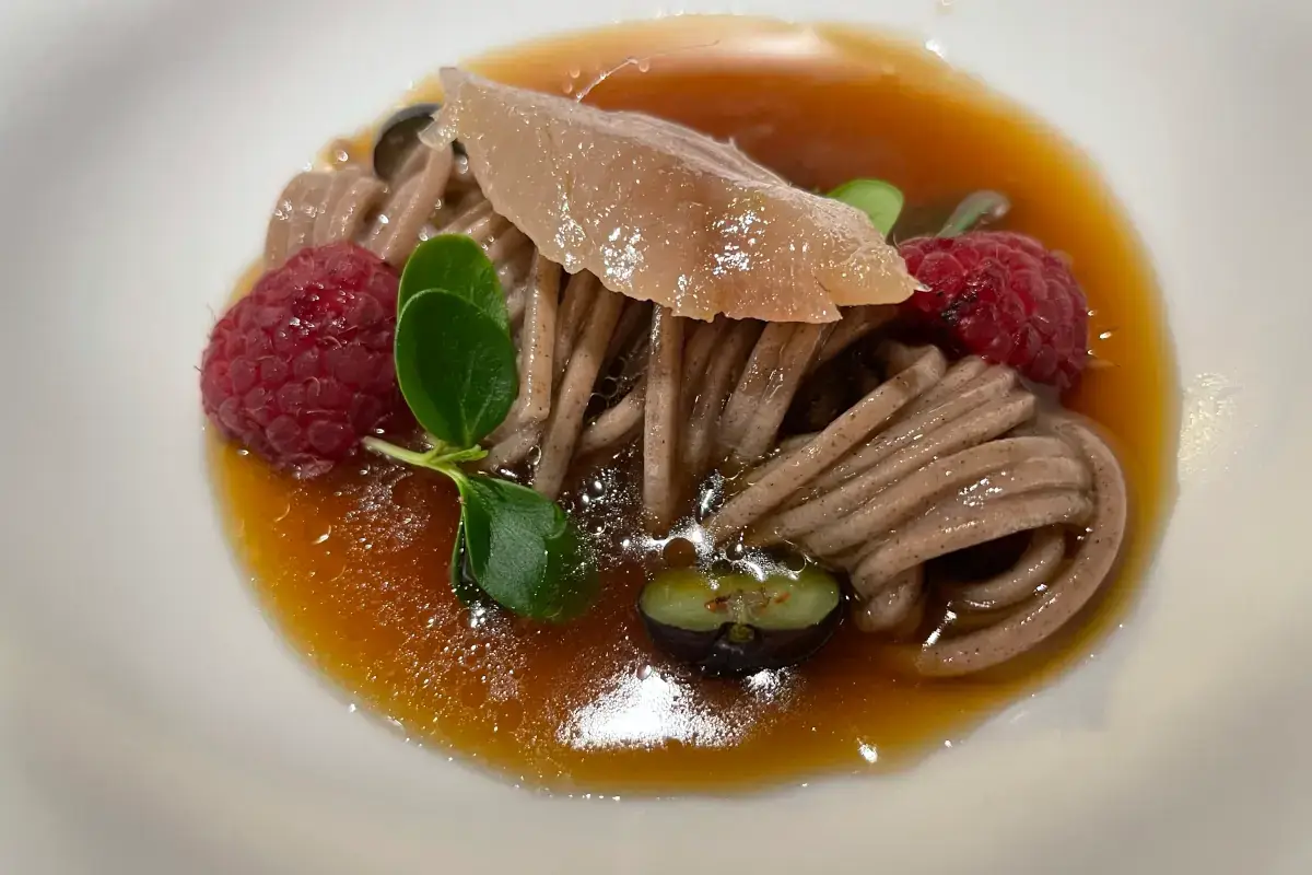Soba (spaghetti giapponesi) con sardina affumicata, frutti di bosco e consommè di funghi Al Taki off, Massimo Viglietti anarchico