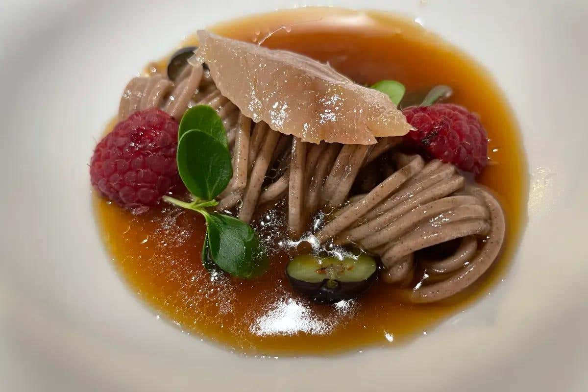   Soba (spaghetti giapponesi) con sardina affumicata, frutti di bosco e consommè di funghi Al Taki off, Massimo Viglietti anarchico