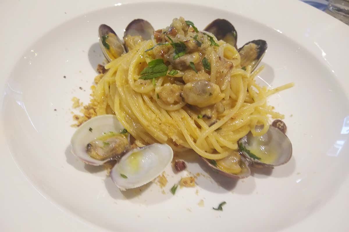 Spaghetti aglio e olio con vongole e tarallo sbriciolato NH Napoli Panorama, l’hotel grattacielo nel cuore della città
