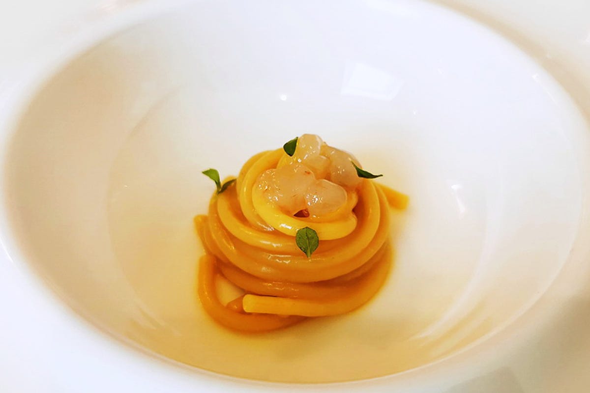 Spaghetti freddi mantecati con acqua di pomodoro, gambero bianco e basilico Pochi tavoli per un’esperienza stellata: benvenuti da Sapio a Catania