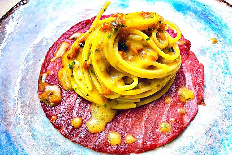 Spaghetti con riccio di mare e carpaccio di tonno