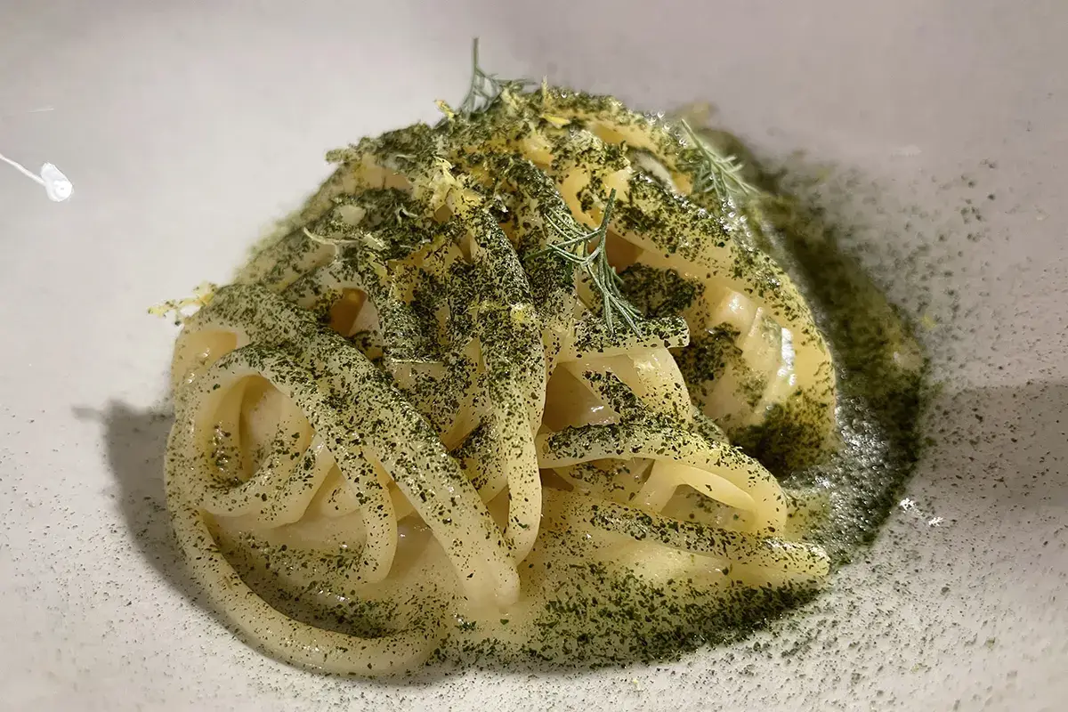 Spaghetto pastificio agricolo Mancini, burro acido, scampo di Viareggio, verbena Orto by Jorg Giuliani, strano (ma riuscito) abbinamento tra Liguria e Alto Adige