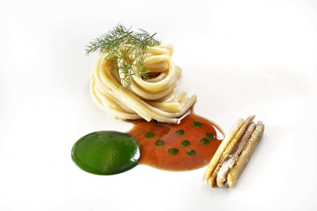 Spaghetto all'anguilla e ginepro affumicato Petra Segreta: un resort tra lusso e riservatezza in Sardegna