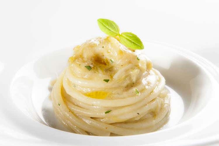 Spaghettoni di grano duro, cipollotto fresco e peperoncino - icnoSpaghettoni cipollotto e peroncino