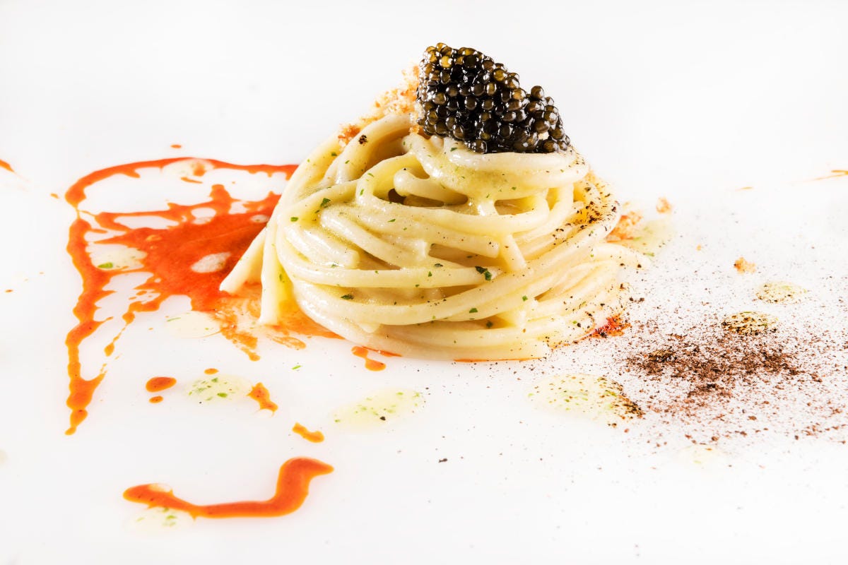 Miseria e nobiltà: spaghettoni masciarelli, pane atturrato e e caviale Terrazza Gallia presenta il nuovo menu e un drink inedito per la primavera