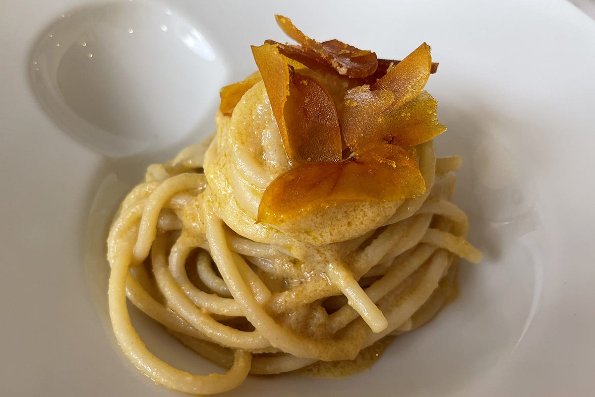 Spaghettone con bottarga Somu, a Baja Sardinia aperti in inverno: il coraggio vale la stella