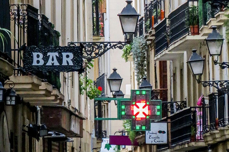Una via di San Sebastian, nei Paesi Baschi - Spagna, ristoranti aperti in zona rossa:«Nessuna evidenza di contagio»