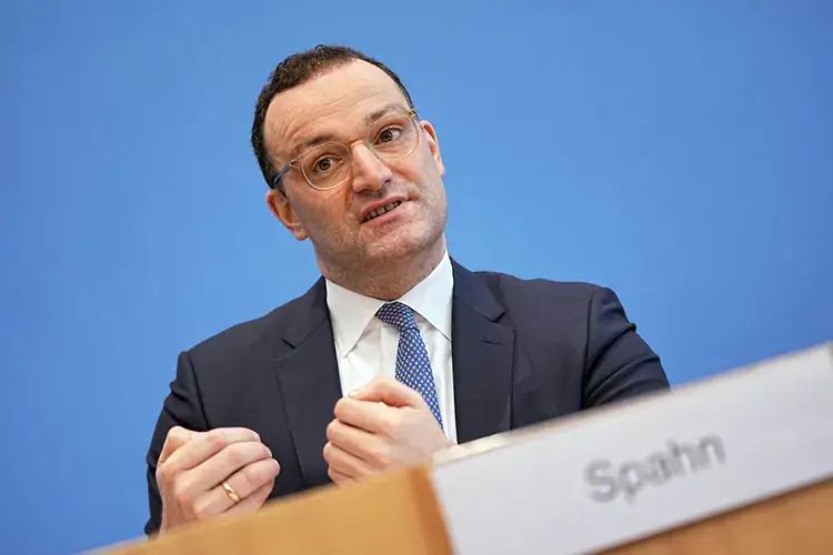Jens Spahn, ministro della Sanit&agrave; tedesco In Germania &laquo;entro fine inverno tutti vaccinati, guariti o morti&raquo;