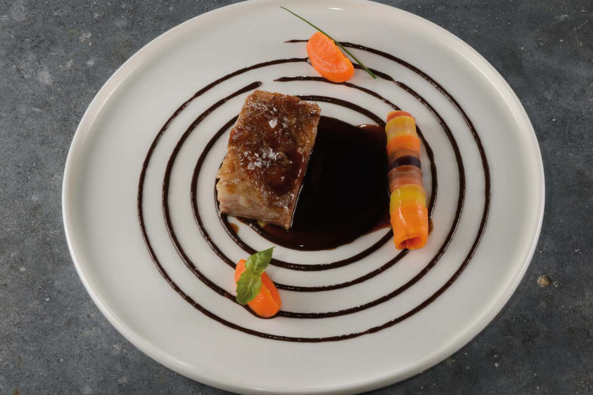 Spalla di agnello cotta a bassa temperatura, salsa all’aglio e purea di carote Spalla di agnello cotta a bassa temperatura, salsa all’aglio e purea di carote