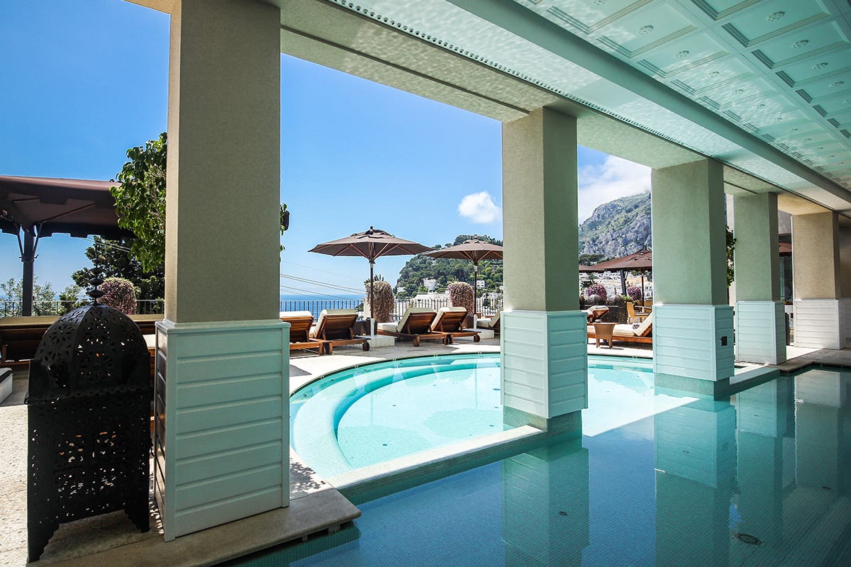 La piscina della spa Capri Tiberio Palace, boutique hotel a cinque stelle sull’isola azzurra