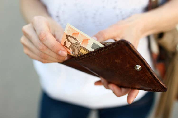 Complice la crisi gli italiani possono concedersi sempre meno sfizi (Non c’è spazio per il lusso Gli italiani tagliano viaggi e vestiti) Complice la crisi gli italiani possono concedersi sempre meno sfizi (Non c’è spazio per il lusso Gli italiani tagliano viaggi e vestiti)