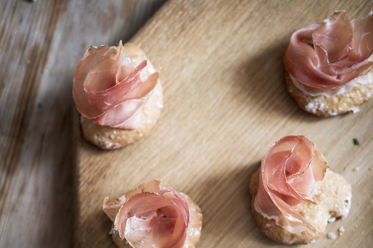 Speck Alto Adige Igp - Foto Alex Filz Sempre di buon umore con i prodotti tipici dell'Alto Adige Speck Alto Adige Igp - Foto Alex Filz Sempre di buon umore con i prodotti tipici dell'Alto Adige