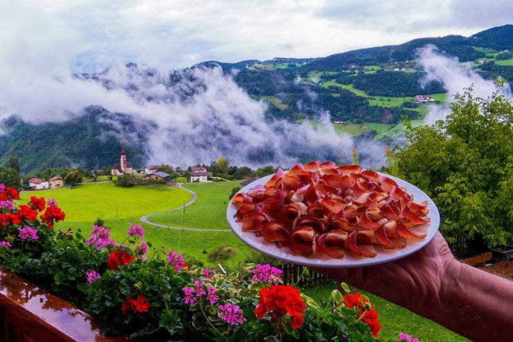 Un piatto di speck - Speck Alto Adige Igp, nel 2020 calo della produzione ma quote mantenute