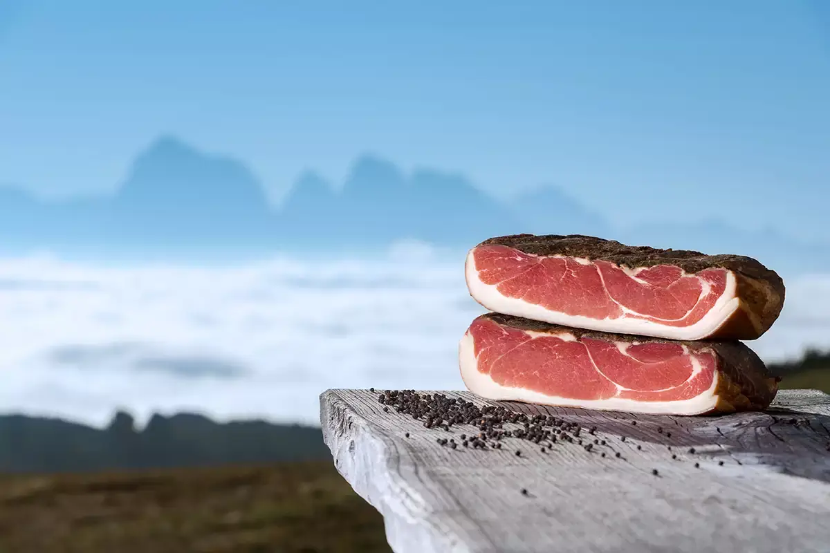 Lo Speck Alto Adige vanta il sigillo Igp dal 1996 Speck Alto Adige Igp: il Consorzio festeggia 30 anni di tutela