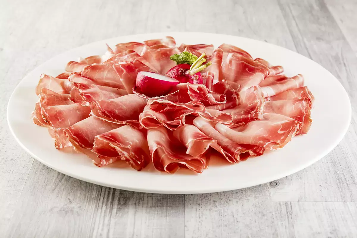 Lo Speck Alto Adige Igp &egrave; un alimento dalla grande versatilit&agrave; in cucina Speck Alto Adige Igp: il Consorzio festeggia 30 anni di tutela