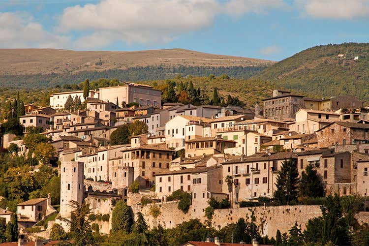 Vista su Spello, borgo in Umbria - La storia del borgo di Spello racchiusa tra balconi fioriti e ulivi Vista su Spello, borgo in Umbria - La storia del borgo di Spello racchiusa tra balconi fioriti e ulivi