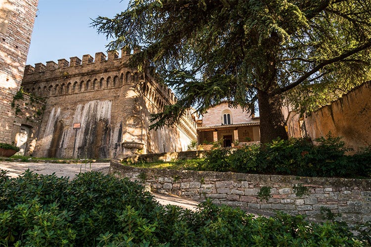 Il giardino nel centro storico di Spello - La storia del borgo di Spello racchiusa tra balconi fioriti e ulivi