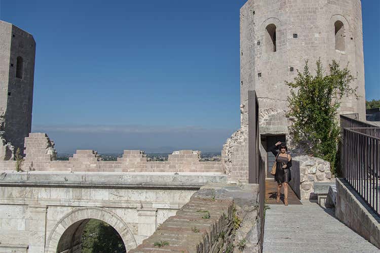 Porta Venere - La storia del borgo di Spello racchiusa tra balconi fioriti e ulivi
