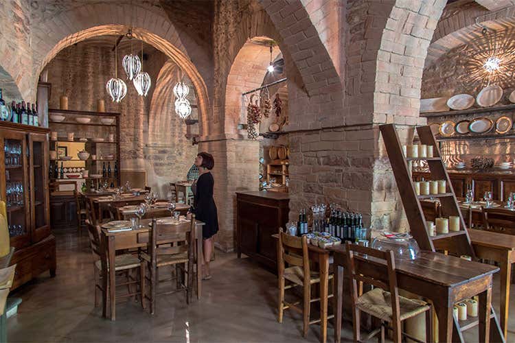 Una taverna a Spello - La storia del borgo di Spello racchiusa tra balconi fioriti e ulivi