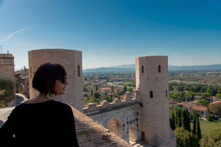 Le torri di Properzio, verso il cuore del borgo - La storia del borgo di Spello racchiusa tra balconi fioriti e ulivi