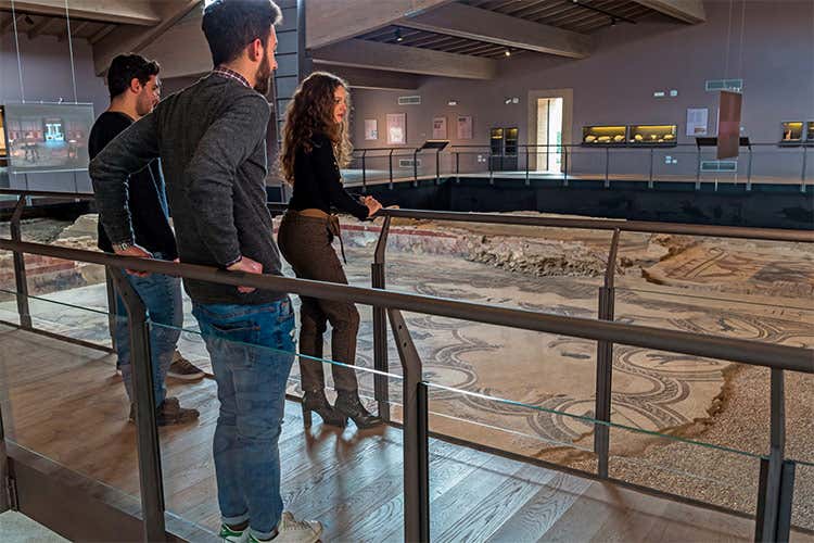 Villa dei Mosaici - La storia del borgo di Spello racchiusa tra balconi fioriti e ulivi