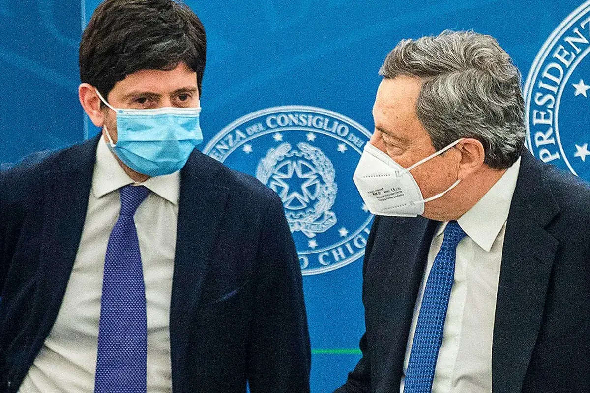 il ministro alla Salute Roberto Speranza e il premier Mario Draghi Ristoranti, Draghi apre davvero! Dal 26 a cena in zona gialla