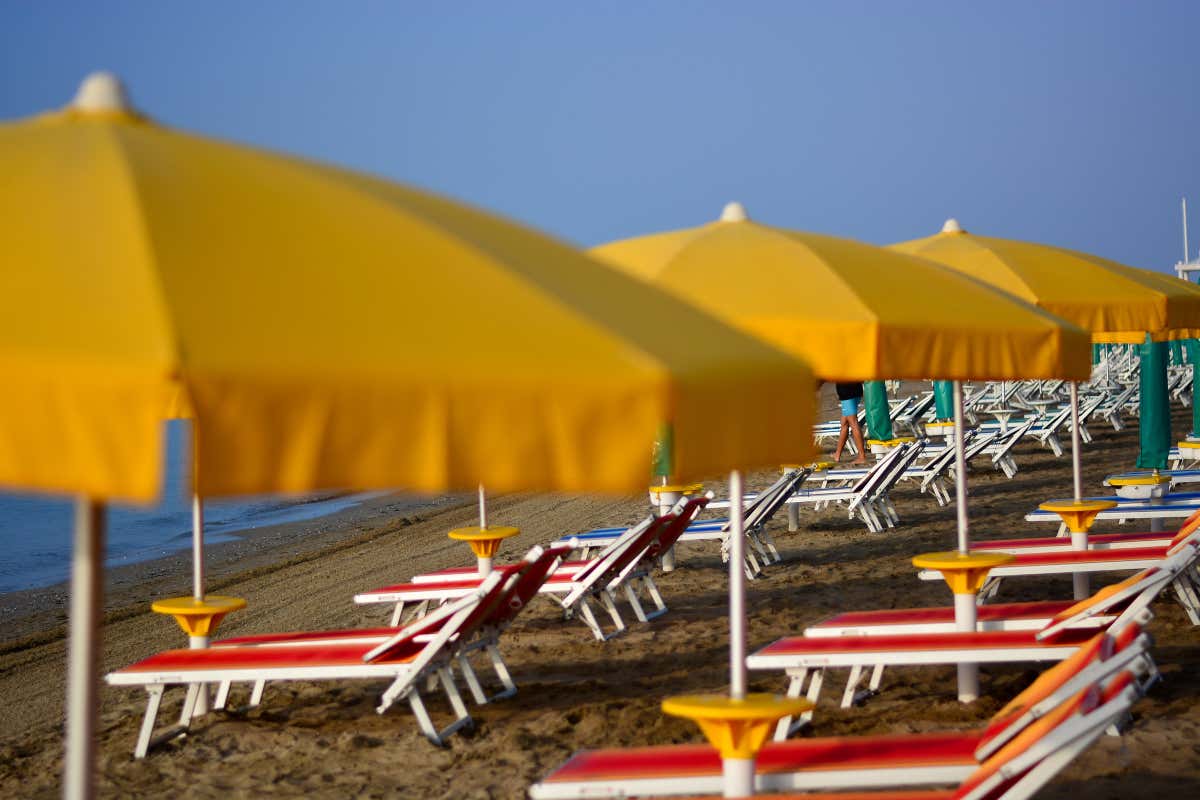 Sì al Milleproroghe: concessioni balneari fino al 2024 e gare vietate fino luglio