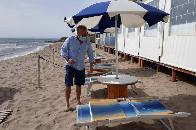 Prove tecniche di distanziamento tra sdraio in spiaggia - Distanziamento e prenotazioni Ecco come andremo in spiaggia