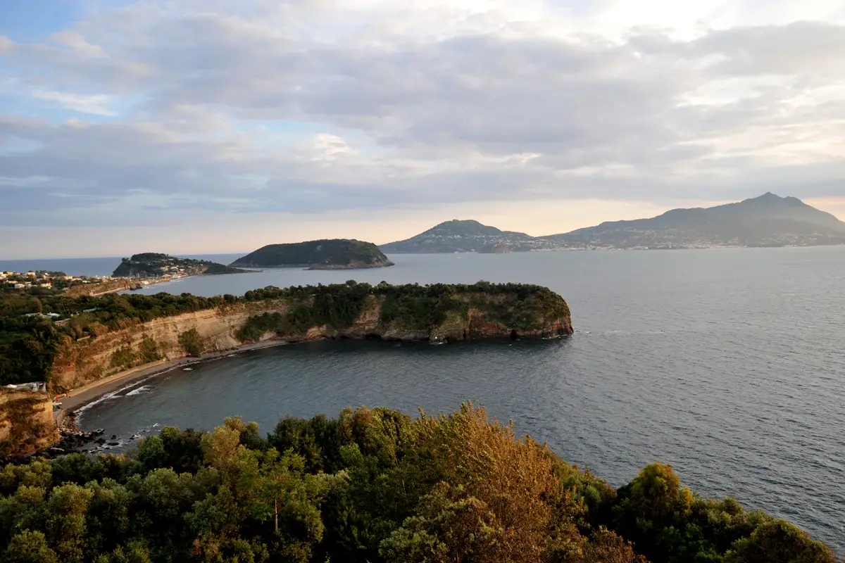 La spiaggia de Il Postino Quando il cinema traina il turismo: sette luoghi da non perdere per chi ama i film