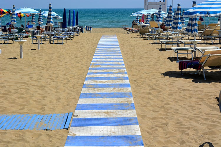 Un'app per prenotare lettini e ombrelloni Il posto in spiaggia si prenota online: boom per Puglia, Lazio e Liguria