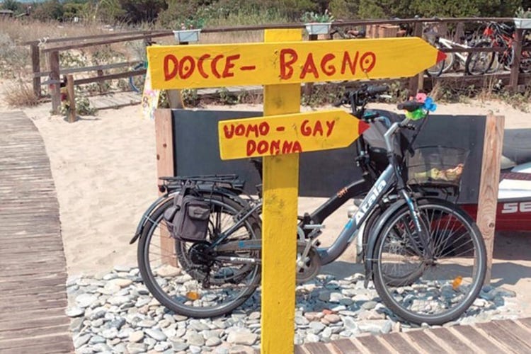Il cartello incriminato (foto: www.corriere.it) (In spiaggia bagni per gayProteste su un lido di Ascea)