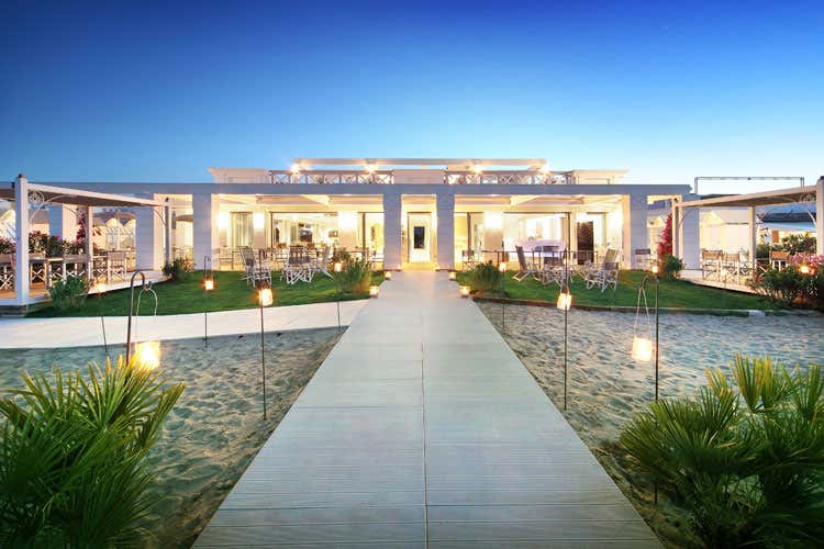 La spiaggia del Grand Hotel Da Vinci - Pi&ugrave; sicurezza anche nel lusso Il Gruppo Batani riapre i suoi hotel