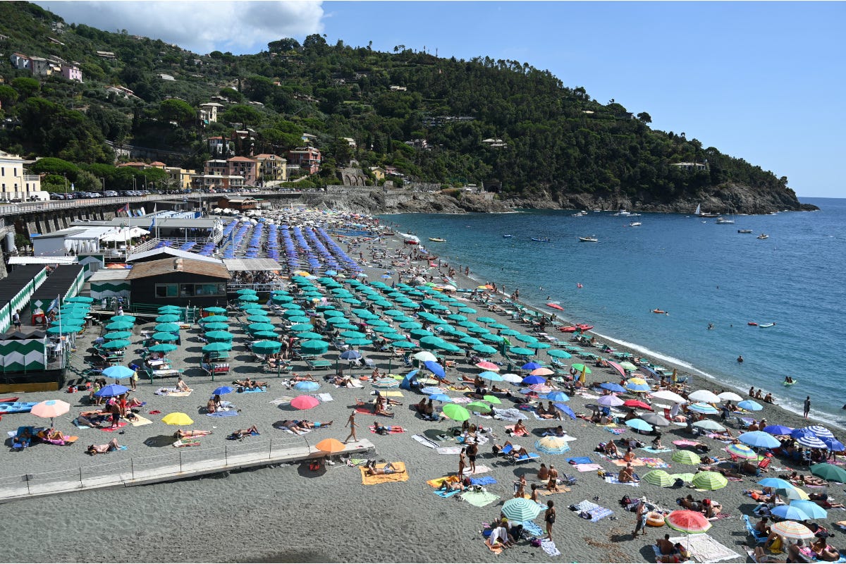 La spiaggia di Bonassola in Liguria Esplode la voglia d'estate: stabilimenti sold out, ma a prezzi bollenti