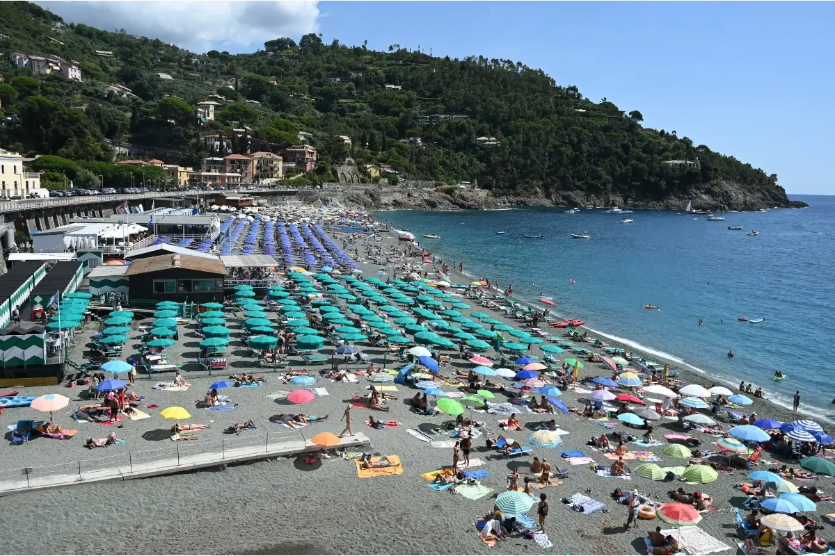 La spiaggia di Bonassola in Liguria&nbsp; A luglio tutti al mare. Ma dove? Dominano Costiera Amalfitana e Liguria