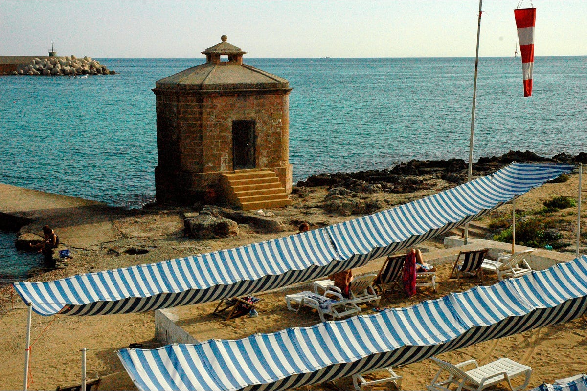 Un particolare della spiaggia di Santa Maria di Leuca in Puglia Esplode la voglia d'estate: stabilimenti sold out, ma a prezzi bollenti