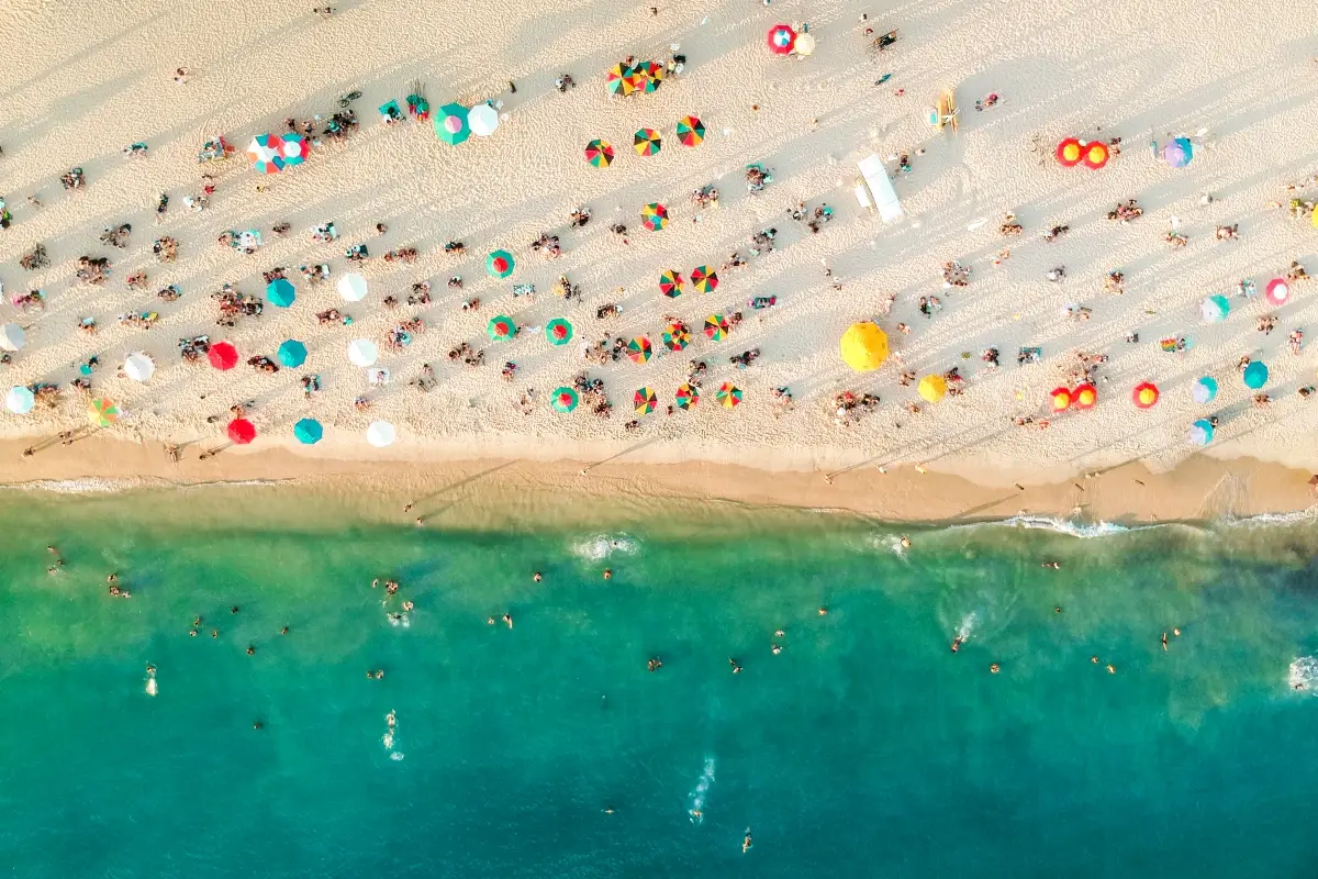 Spiagge, sar&agrave; un'estate senza distanziamento: ecco le regole