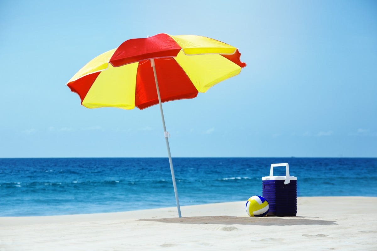 L'ombrellone lasciato in spiaggia può costare caro: si rischia fino all'arresto