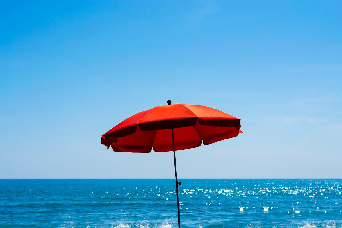 Spiaggia libera Rissa in spiaggia, bagnante colpito con un ombrellone
