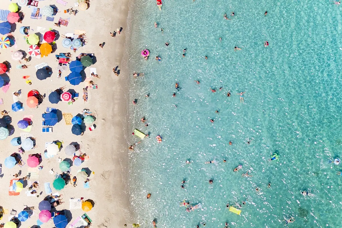 Il caldo spinge il turismo, nel weekend 700mila presenze Con il caldo, tutti al mare Ma piangono le citt&agrave; d&rsquo;arte